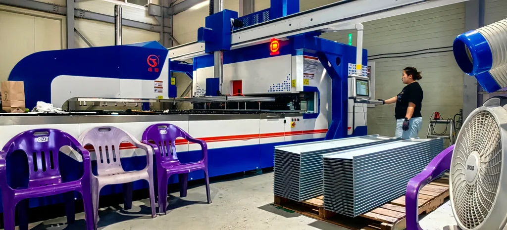 2800mm Panel Bender with Loading & Unloading Robot for Decorative Curtain Wall Production in Korea 1 2800mm Panel Bender (1)